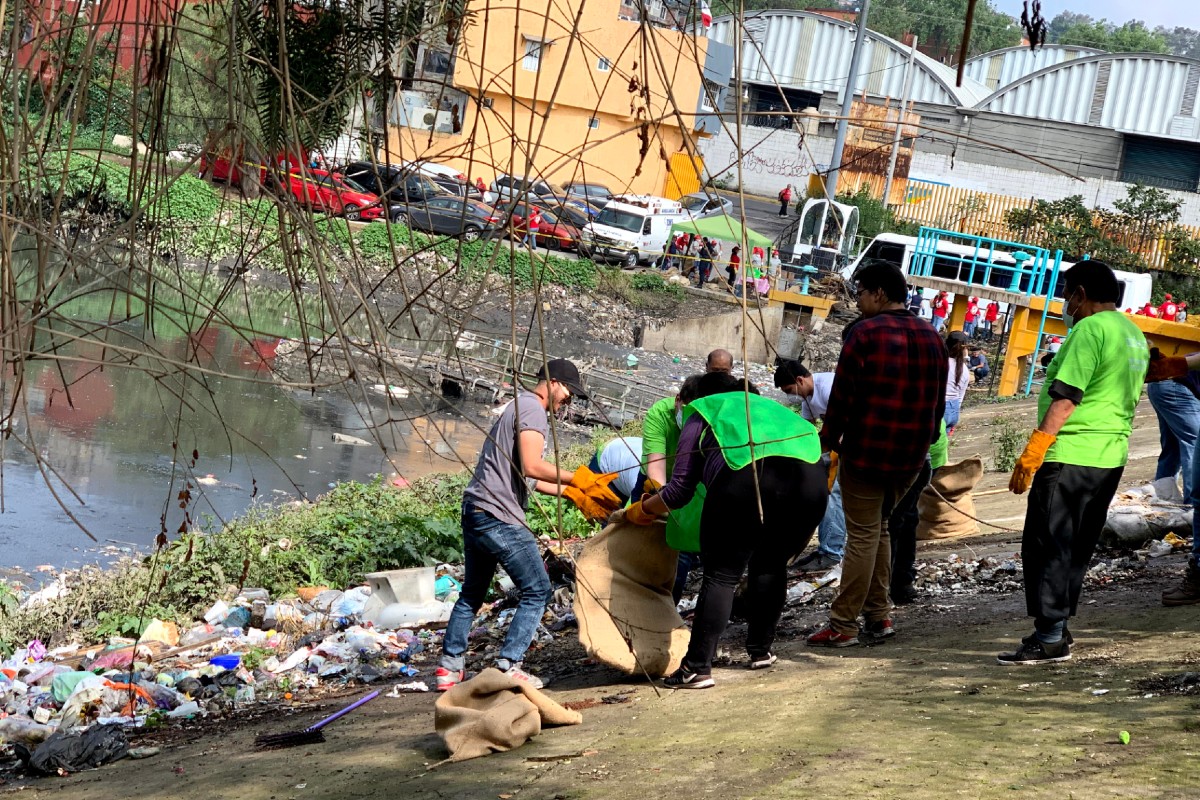 Nielsen volunteers clean up waterways