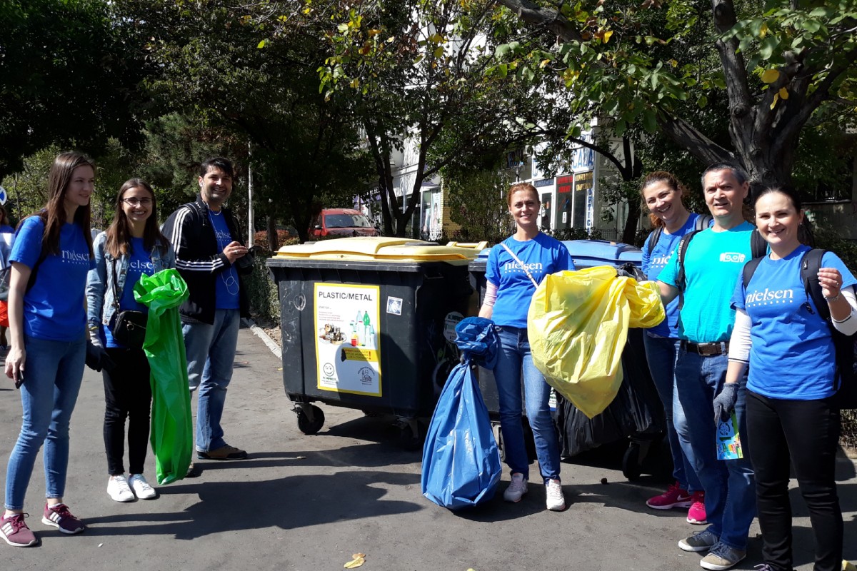 Nielsen volunteers on World Cleanup Day